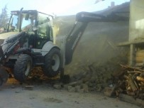 YIKIM ÇALIŞMALARI - Pazarlar'da Metruk Binalar Yıkılıyor
