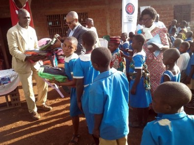 TİKA Kamerun'da HIV Virüsü Taşıyan Çocukların Yüzünü Güldürdü