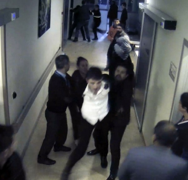 Acilde hasta yakını terörü