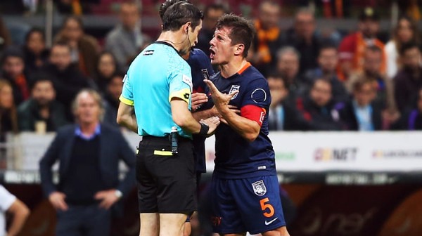 Emre Belözoğlu hakemin üstüne yürüdü!