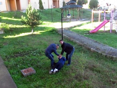 Pencereden Atlayan Şebeke Üyesinin Bacağını Kırıldı