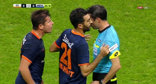 Emre Belözoğlu hakemin üstüne yürüdü!