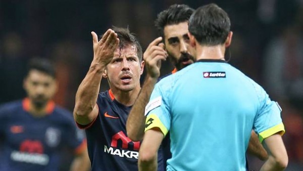 Emre Belözoğlu hakemin üstüne yürüdü!