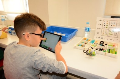 Bahçeşehir'den Çocuklara Robotik Eğitimi