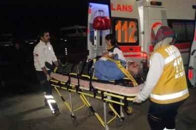 Sakarya'da Kamyonetle Yolcu Otobüsü Çarpıştı Açıklaması 4 Yaralı
