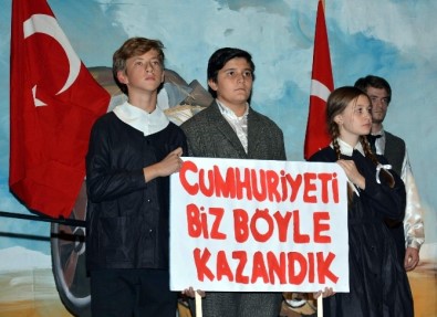 Bahçeşehir Anadolu Lisesi Öğrencileri Ata'sını Andı