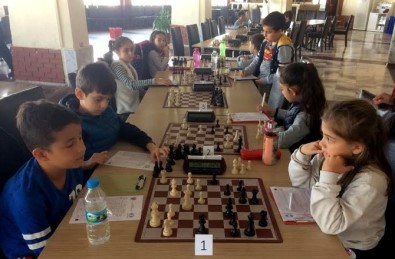Çeşme'de Satranç Sporuna İlgi Artıyor
