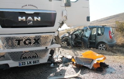 Elazığ'da TIR İle Otomobil Kafa Kafaya Çarpıştı Açıklaması 1 Ölü, 5 Yaralı
