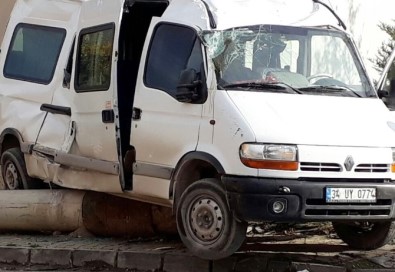 Gebze'de Kamyonet İle Servis Aracı Çarpıştı Açıklaması 5 Yaralı