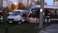 ÖĞRENCİ SERVİSİ - Kayseri'de Öğrenci Servisi İle Tramvay Çarpıştı: 7 Yaralı