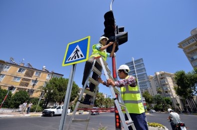 Mersin'de Trafik Hizmetleri Kent Genelinde Sürüyor