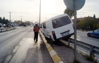 Sakarya'da Otomobil İle Minibüs Çarpıştı Açıklaması 1 Yaralı