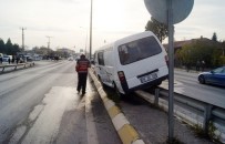 YARALI KADIN - Sakarya'da Otomobil İle Minibüs Çarpıştı Açıklaması 1 Yaralı