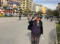 LODOS - Bursa'da Şiddetli Lodos Yüzünden Sokakta Yürüyemediler