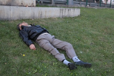 Metrobüs Durağı Yanında Uyuşturucu Komasına Girdi