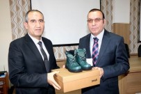 Sivas'ta İhtiyaç Sahibi Öğrencilere Kışlık Bot Dağıtıldı