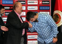 İLHAN CAVCAV - Ümit Özat İmzayı Attı