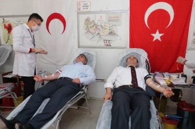 Vali Ve Başkandan Kızılay'a Kan Bağışı