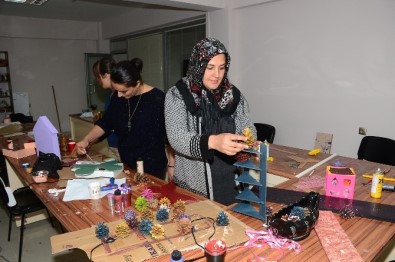 Bitlis'teki Kadınlar Atıklardan Süs Eşyası Üretiyor