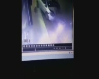 ERDEMIR - Cipin Çarptığı Park Halindeki Otomobil İş Yerine Girdi