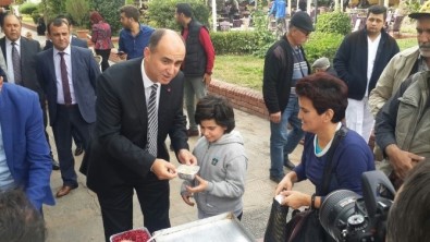 Efeler'de Şehiriçi Kooperatifi Deöokrasi Şehitleri İçin Aşure Dağıttı