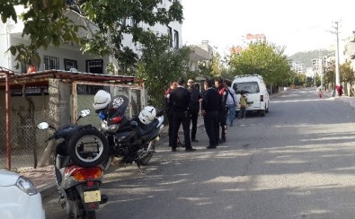 'Evde Silahlı Adam Var Beni Öldürecek' Diye Bağıran Kız Polis Ekiplerini Alarma Geçirdi