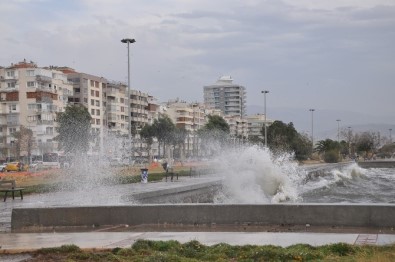 İzmir'de Lodos Hayatı Felç Etti