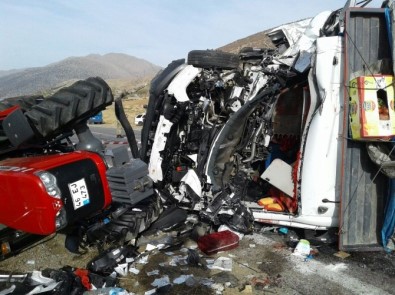 Kahramanmaraş'ta Kamyonet İle Traktör Çarpıştı Açıklaması 2 Ölü, 8 Yaralı