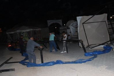 Manisa'da Şiddetli Lodos Çadırları Uçurdu