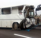 SERVİS OTOBÜSÜ - Servis Otobüsü Tankere Çarptı Açıklaması 5 Yaralı