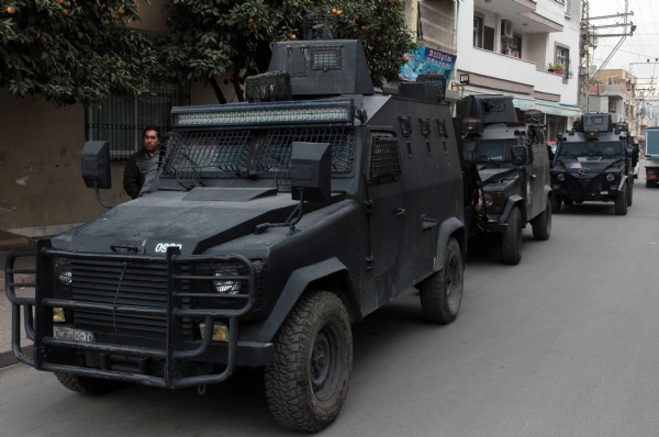 Polisten şafak baskını