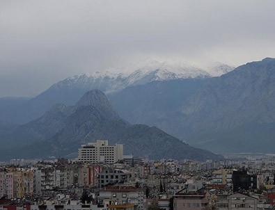 Antalya'ya mevsimin ilk karı yağdı