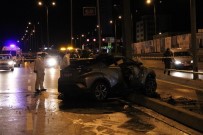 Avcılar'da Direğe Çarpan Otomobil Alev Aldı Açıklaması 2 Ölü
