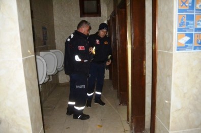 Ayvalık'ta Sıkışan Kediyi İtfaiye Kurtardı