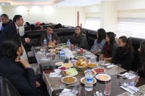 ADNAN TÜRKDAMAR - Öğrenciler Protokol Üyeleriyle Birlikte Yemek Yedi