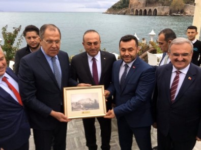 Türk Ve Rus Vatandaşlardan Bakan Lavrov'a Pankartlı Mesaj Açıklaması