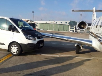Atatürk Havalimanında Özel Jete Minibüs Çarptı