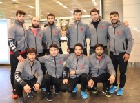 RIZA KAYAALP - Dünya İkincisi İstanbul Büyükşehir Güreş Takımı, Yurda Döndü