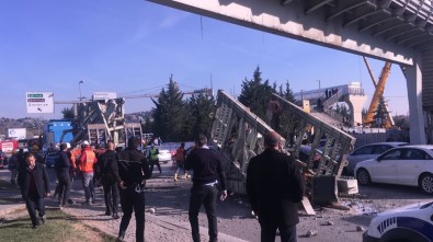 İstanbul'da Tır Üst Geçide Çarptı