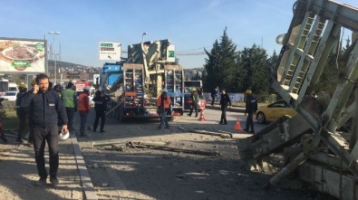 Üsküdar'da Tır, Üst Geçide Çarptı