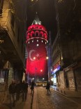 15 Temmuz Şehitler Köprüsü Ve Galata Kulesi'ne Teröre Tepki İçin Türk Bayrağı Yansıtıldı