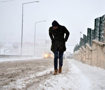 Doğu'da Kar, Tipi Yolları Ulaşıma Kapadı