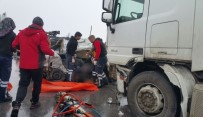 MAHMUT YıLMAZ - Muş'ta Otomobil İle Tır Çarpıştı Açıklaması 3 Ölü