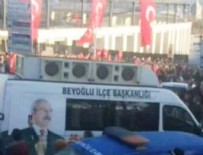 HDP - CHP'ye isyan eden vatandaşlar parti aracını tekmeledi