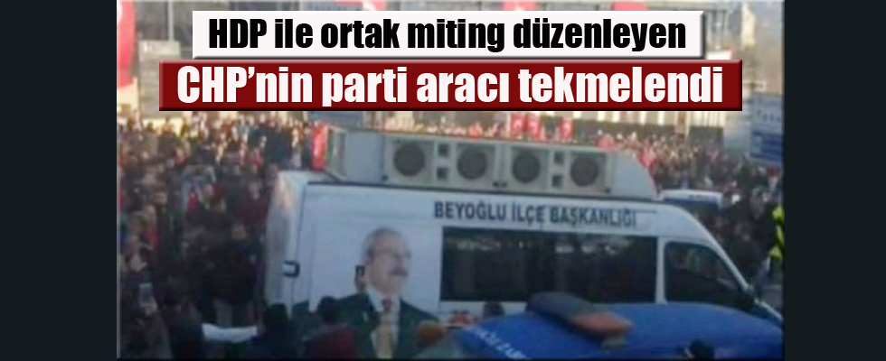 CHP'ye isyan eden vatandaşlar parti aracını tekmeledi