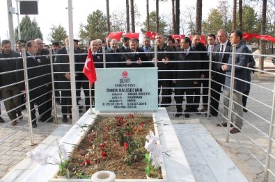Bakan Eroğlu'ndan Ömer Halisdemir'in Kabrine Ziyaret