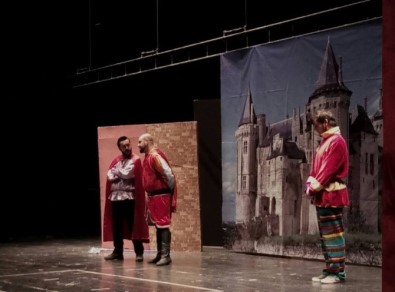 Bilecik'te Çocuklar Sindirella Adlı Tiyatro Oyunu İle Buluştu