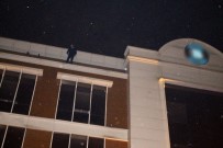 HAVA YASTIĞI - Maddi Sıkıntıları Yüzünden Otelin Çatısına Çıktı