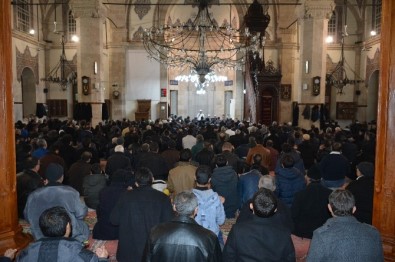 Mevlid Kandilinde Süt Dağıtıldı