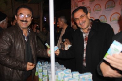 Tarım İl Müdürlüğü Camide Vatandaşlara Süt Dağıttı